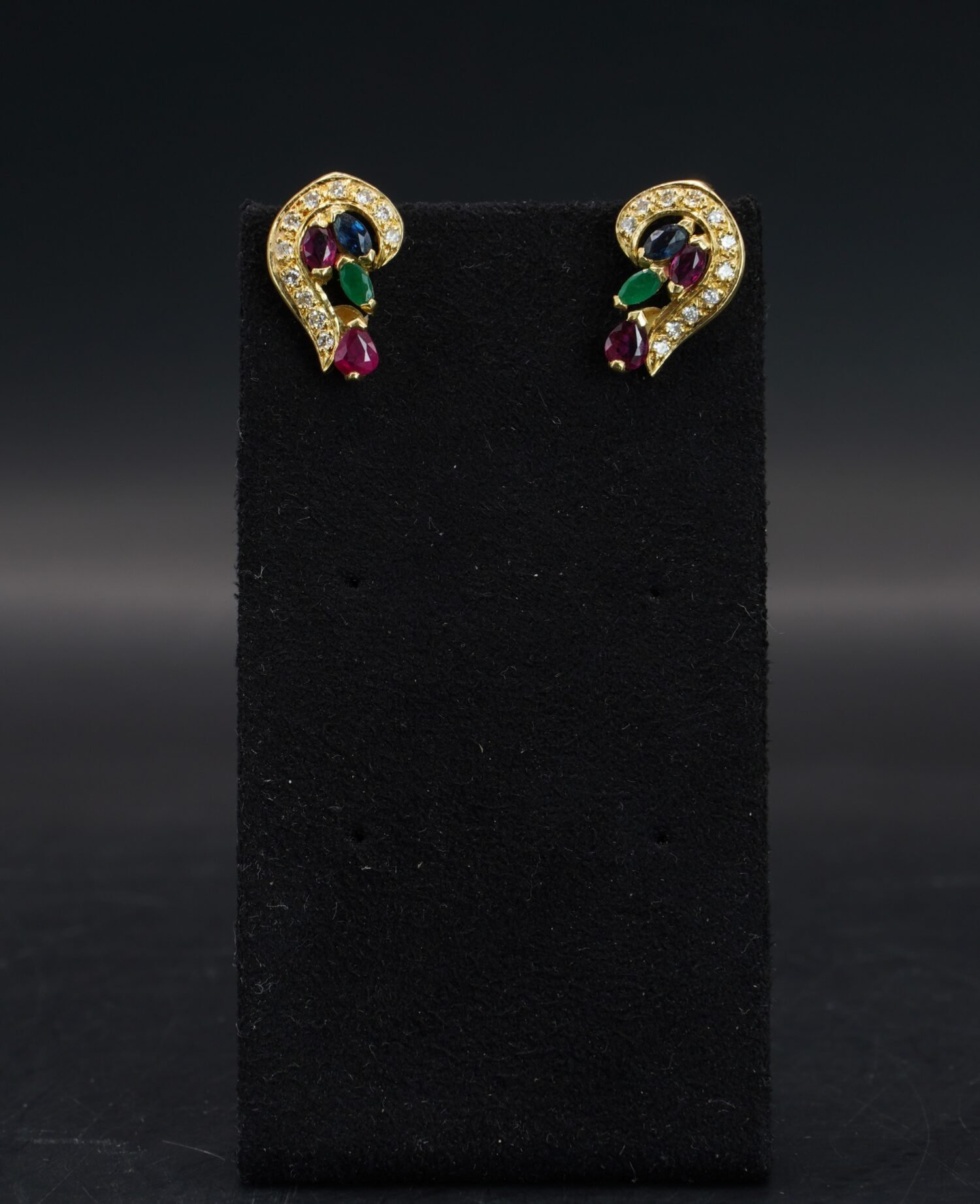 Boucles d’oreilles Saphirs Rubis Émeraudes et Diamants