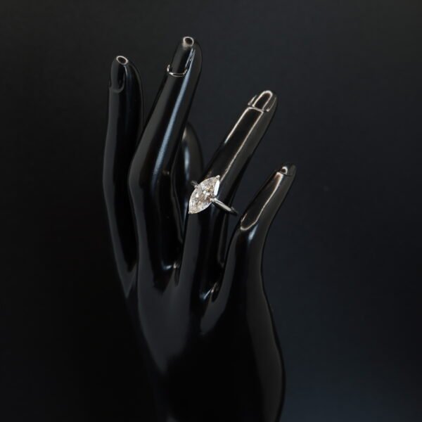 Bague en Platine sertie d’un Diamant Marquise joaillerie Cannes