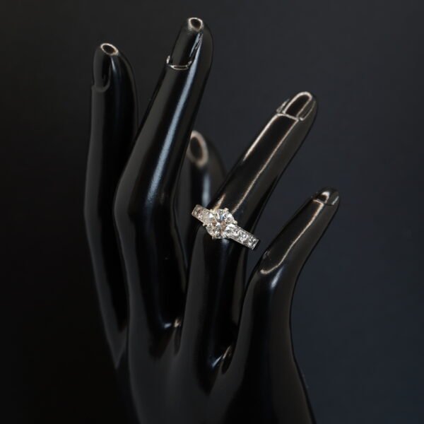 Bague Solitaire en Or Blanc joaillerie Cannes