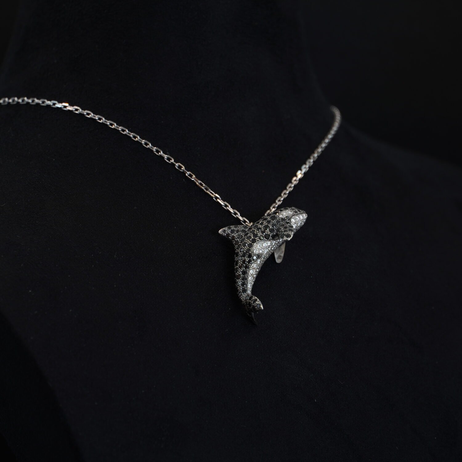 Pendentif Orque, Occasion