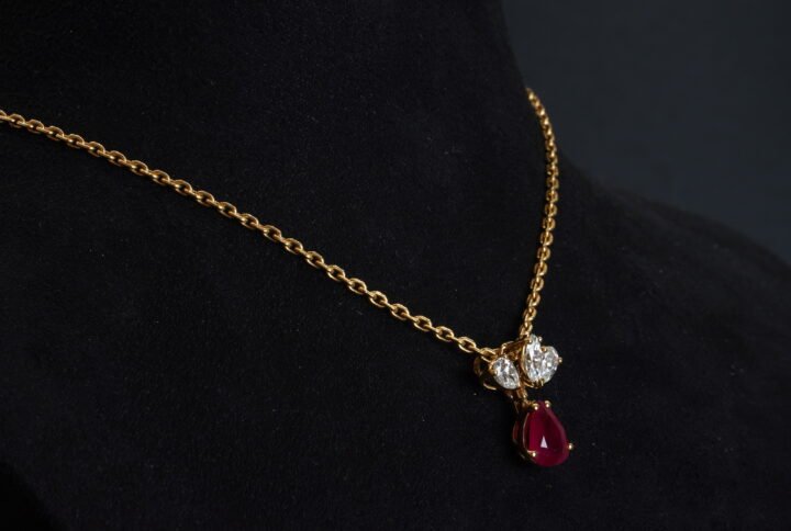 Pendentif Diamants et Rubis Poire joaillerie Cannes