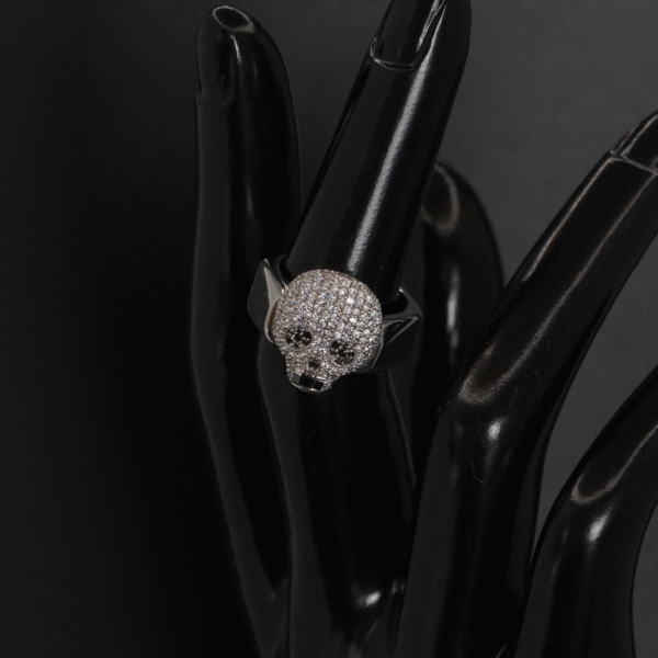 Bague “tête de mort”, Neuve joaillerie Cannes