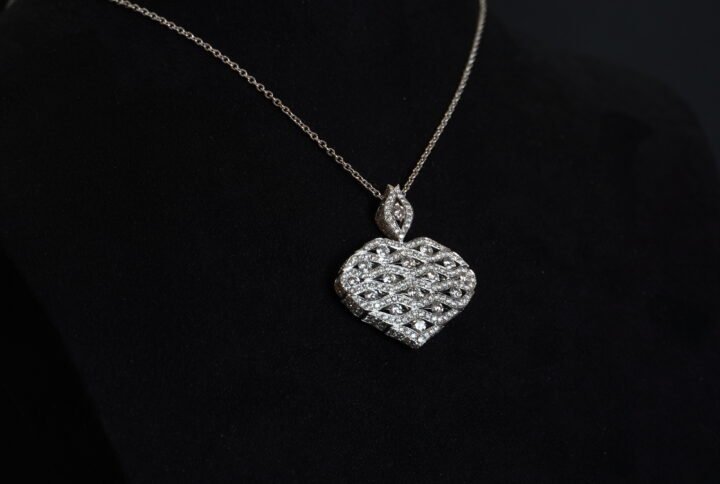 Pendentif Coeur en Or Blanc et Brillants, signé Waskoll, Occasion joaillerie Cannes