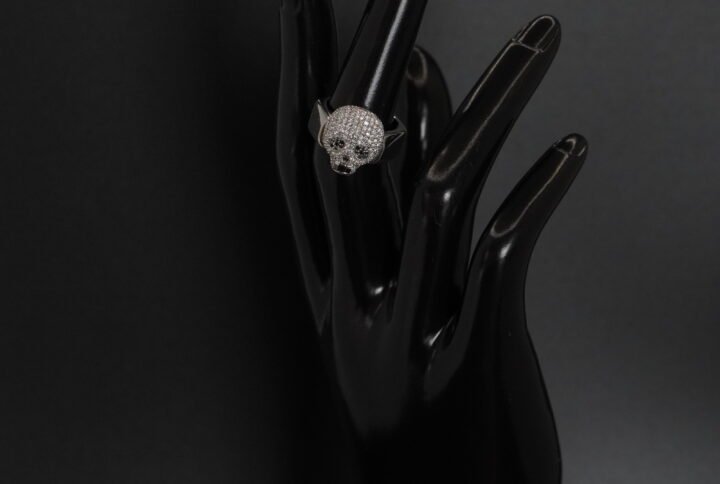 Bague “tête de mort”, Neuve joaillerie Cannes